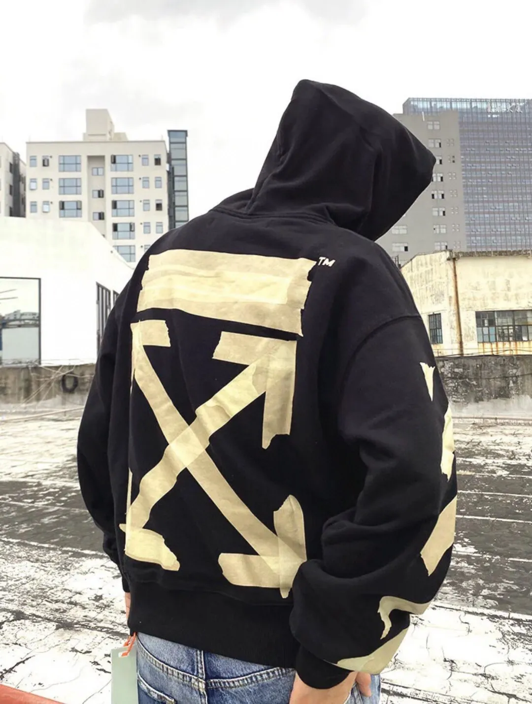 ♻️💯Upper body reference model picture❤️ Top tested version OFF WHITE OW hot stamping tape printing male and female couple pure cotton loose same style zipper jacket hooded sweatshirt The printing is done on a Japanese-owned Mimaki printing machine, with no edges or burrs. Inkjet heat transfer is hot-pressed and cold-teared, and the high temperature is 180 degrees. The front piece needs to be pressed twice (the second time requires 180kg of air pressure). The transparent fabric is anti-scratch and ironing, and the printing is fog-free. The semi-transparent tape in the front circle can reveal the part of the printing underneath. The golden printing color of the tape is not The flat color and tape printing overlap have different color depths. The wash label is also customized according to the original font. The accessories still use the full line of correct accessories. The rectangular woven collar label design is cancelled. The previous three-dimensional silicone feel font is changed to a fully woven collar label. Fluorescent fonts can be seen on the collar label. The five-link silicone hangtag, three-link washable label and zebra crossing packaging line are still the same. 480g pure cotton terry fabric, a major launch with full drape. A full set of customized accessories, one-to-one mold opening, professional ow. Size: XS-L Size chart